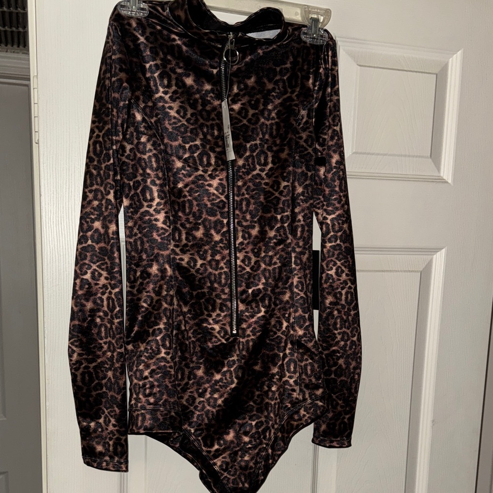 Forever 21  Leopard Zip-Front Long-Sleeve Bodysuit